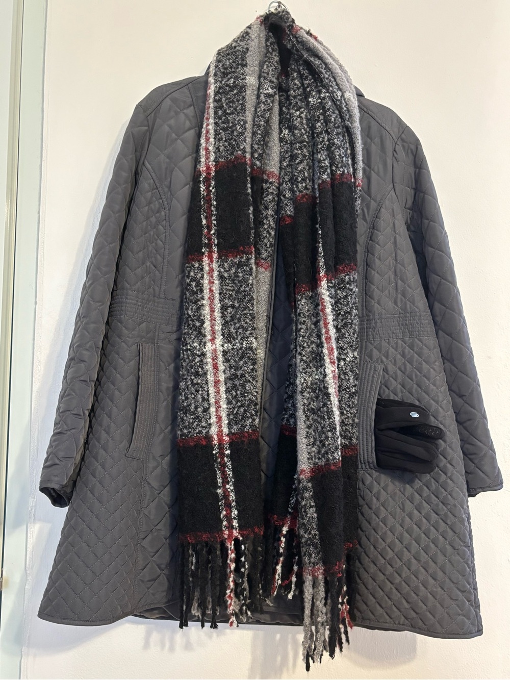 Quilted Gray Women's Coat with Plaid Scarf & Gloves 🧤
